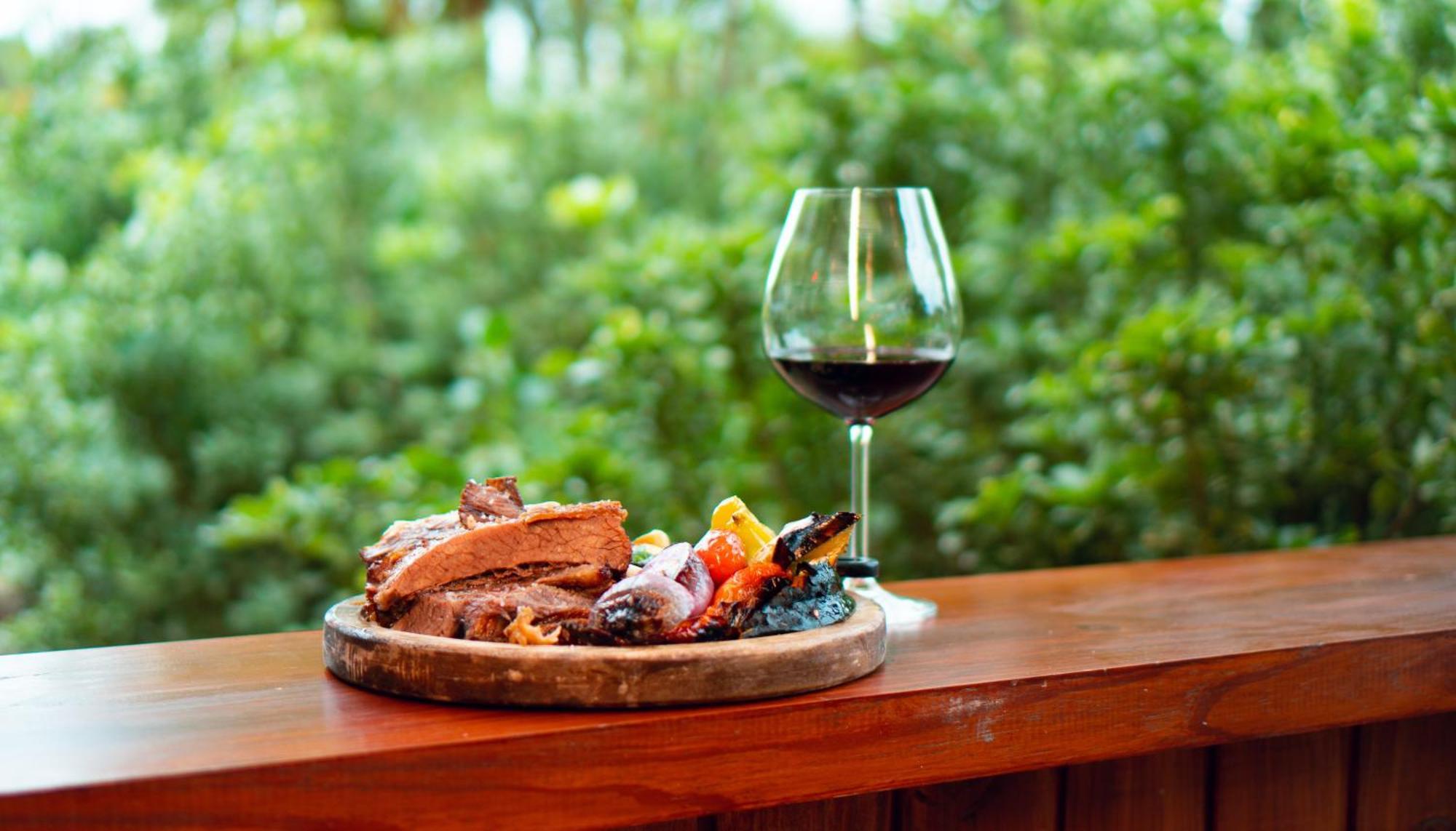 Mabu Thermas Grand Resort Фос-ду-Іґуасу Екстер'єр фото A glass of wine with a plate of food