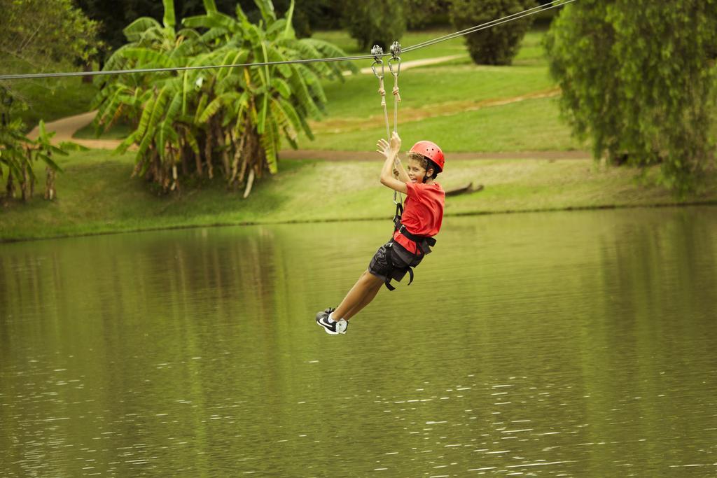 Mabu Thermas Grand Resort Фос-ду-Іґуасу Екстер'єр фото A child on a zip line