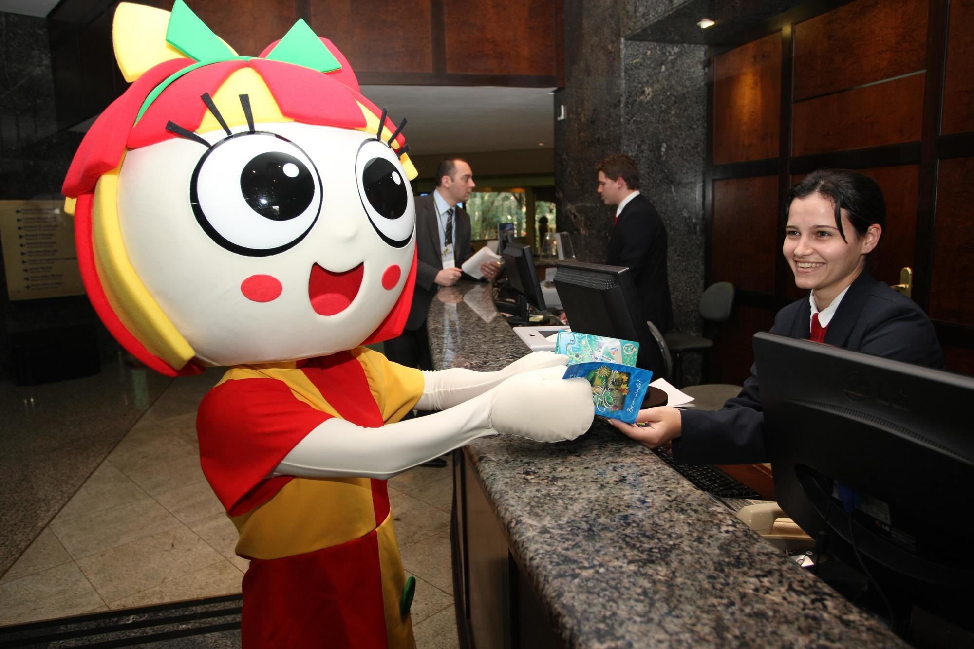 Mabu Thermas Grand Resort Фос-ду-Іґуасу Екстер'єр фото The mascot of the 2011 Pan American Games, Maya, at the Sheraton Hotel in Lima, Peru.